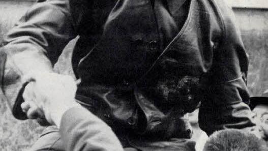 Gerd Kümmet, der erste Luftgewehr-Weltmeister, feierte auf den Schultern seiner Mannschaftskameraden. Fotos: privat