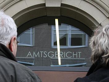 Das Amtsgericht Bad Kissingen hatte im Juli 2015 eine Geschäftsfrau zu 16 Monaten Haft ohne Bewährung verurteilt. Das Landgericht Schweinfurt erhöhte nun bei der Berufung zwar das Strafmaß um einen Monat, setzte die Haft aber zur Bewährung aus, in der die Verurteilte Schulden abstottern muss. Foto: Ralf Ruppert