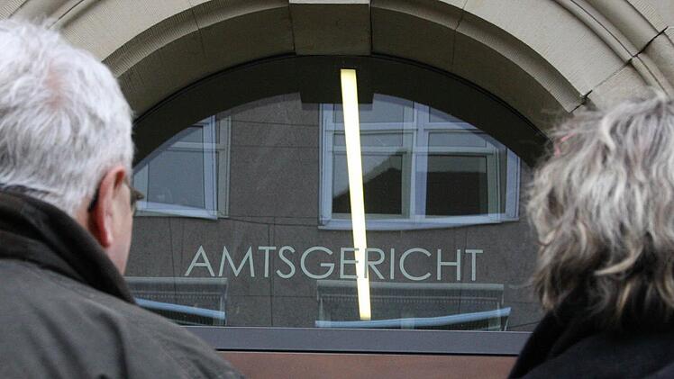 Das Amtsgericht Bad Kissingen hatte im Juli 2015 eine Geschäftsfrau zu 16 Monaten Haft ohne Bewährung verurteilt. Das Landgericht Schweinfurt erhöhte nun bei der Berufung zwar das Strafmaß um einen Monat, setzte die Haft aber zur Bewährung aus, in der die Verurteilte Schulden abstottern muss. Foto: Ralf Ruppert