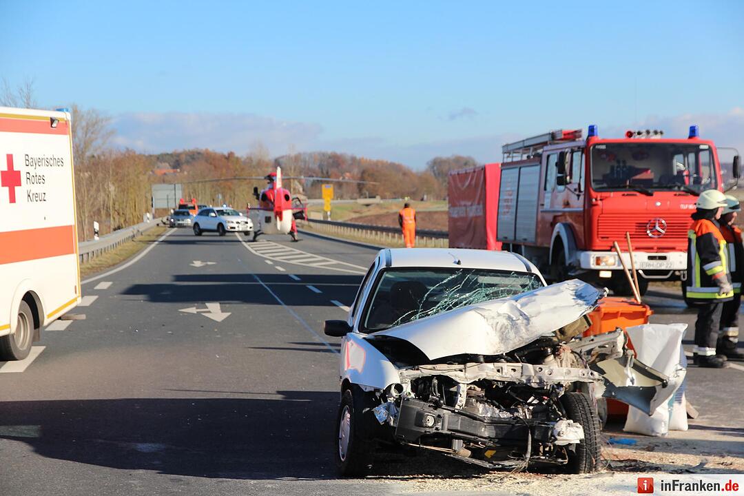 B470 bei Lonnerstadt: Seniorin stirbt nach Kollision mit Land Rover