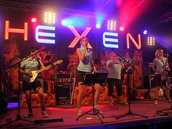 lex, Birgit, Mary, Mikki, Sandy, Susal, Tina und Ulla von den Isartaler Hexen verdrehen der Männerwelt nicht nur mit ihrer Musik die Köpfe. Foto: Sonny Adam