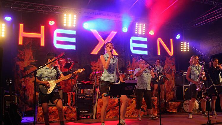 lex, Birgit, Mary, Mikki, Sandy, Susal, Tina und Ulla von den Isartaler Hexen verdrehen der Männerwelt nicht nur mit ihrer Musik die Köpfe. Foto: Sonny Adam