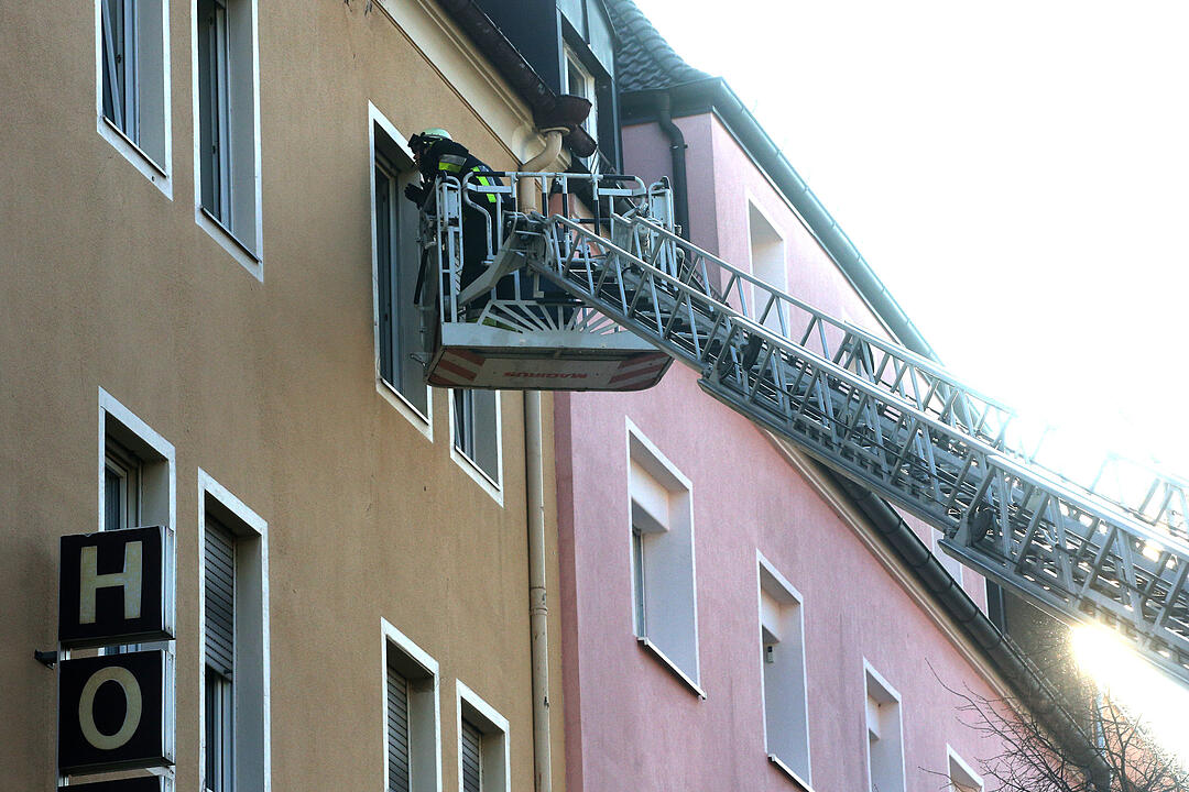Wohnungsbrand in Nürnberg: Feuerwehr rettet Bewohner mit Drehleiter
