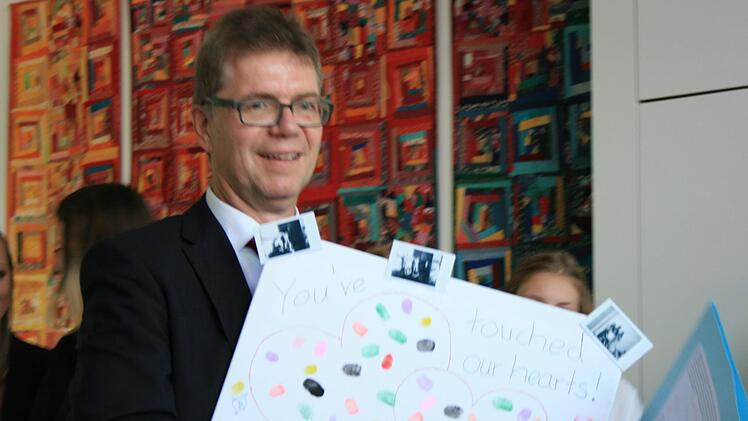"You've touched our hearts". Welche Herzen Pfarrer Gundermann ber&uuml;hrt hatte, das zeigten die Fingerabdr&uuml;cke auf einem beleuchteten Bild, &uuml;berreicht von der Jugendgruppe. Foto: Maria L&ouml;ffler