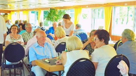 Auf der "Alten Liebe" lassen es sich die Senioren schmecken.  Foto: Arthur Stollberger