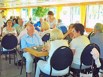 Auf der "Alten Liebe" lassen es sich die Senioren schmecken.  Foto: Arthur Stollberger