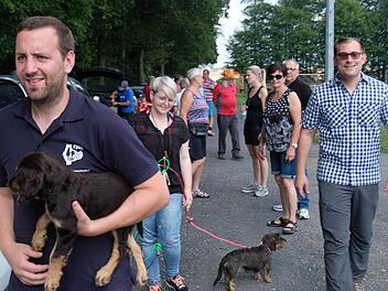 Start zum Walderlebnis: Ihren Spaß dabei hatten auch Kinder und Hunde. Christoph Uffelmann (links) und Florian Atzmüller (rechts) gaben das Signal.  Foto: Gerd Schaar