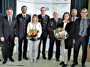 Stabwechsel bei der Polizeiinspektion Stadtsteinach; im Bild (von links) Personalrat Jürgen Köhnlein, Landrat Klaus Peter Söllner, Polizeipräsident Alfons Schieder, Christine und Horst Nölkel, Georg und Barbara Löffler, Leitender Oberstaatsanwalt Martin Dippold, Bürgermeister Roland Wolfrum und die Landtagsabgeordnete Inge Aures Foto: Werner Reißaus