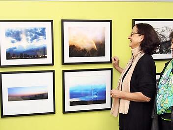 Fotografin Andrea Jahn (Dritte von rechts) erklärt Nina Liebermann (links), Brigitte Keiser und Michael Herr ihre Fotos, die noch bis Ende Dezember im Itzgrundmarkt in Kaltenbrunn ausgestellt werden.  Foto: Michael Stelzner