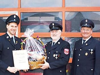 Das neue Ehrenmitglied Hermann Müller (Mitte) mit Vorsitzendem Anton Gerstenkorn (links) und Feuerwehrreferent Dieter Gerstenkorn