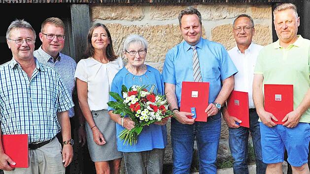 F&uuml;r langj&auml;hrige Treue hat die Kulmbacher SPD einige Mitglieder geehrt. Unser Bild zeigt (von links) Harald Schmidt, Bezirksrat Holger Grie&szlig;hammer, Co-Vorsitzende und Gesch&auml;ftsstellenleiterin Heike Schweens, Elisabeth Fick, Oberb&uuml;rgermeister Ingo L...