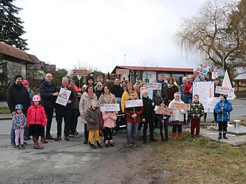 Mitwitzer B&uuml;rgerinnen und B&uuml;rger w&uuml;nschen sich, dass der &Uuml;bergang &uuml;ber die Kreisstra&szlig;e sicherer wird.
