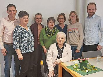 Matthias Dees (links) und Sebastian Dees (rechts) &uuml;bergaben die Spende an das Team des Seniorennachmittags