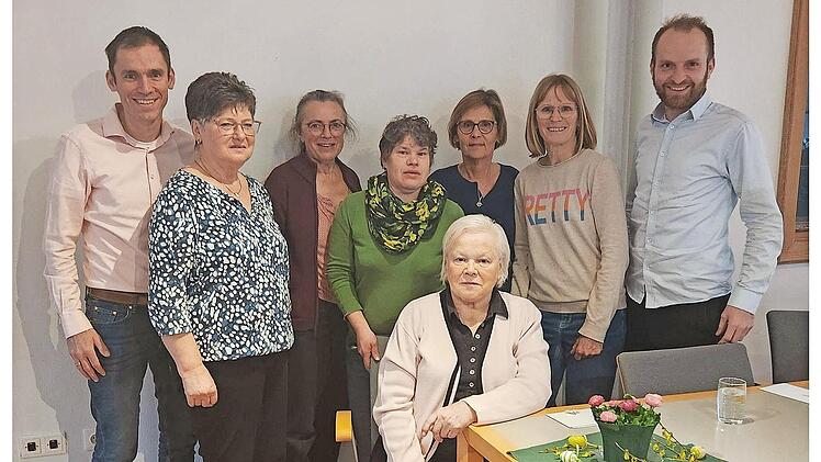 Matthias Dees (links) und Sebastian Dees (rechts) &uuml;bergaben die Spende an das Team des Seniorennachmittags