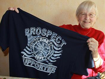 Rosie Jenkins mit einem T-Shirt der Feuerwehr ihres Heimatortes Prospect/Oregon. Drei solche Shirts hat sie mitgebracht, um sie an ihre Birkacher Verwandten Bernhard und Thomas Waidhas sowie an Kreisbrandinspektor Gerhard Elflein zu verschenken. Fotos: Matthias Einwag