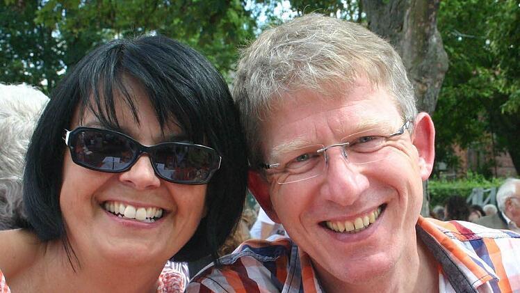 Thomas und Patricia Siegmund haben alljährlich viel Spaß auf dem Hafenfest in Marktsteft. Sie führen das Museum der Stadt, um dessen Betrieb sich der Hafen- und Kulturverein kümmert. Foto: Thomas Meyer