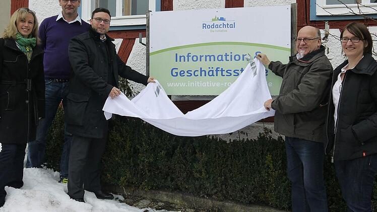 Damit es jeder sieht: Das neue Logo der Initiative Rodachtal enthüllten vor der Ummerstadter Geschäftsstelle (von links) Elfi Arnold, Rainer Brabec, Martin Finzel, Horst Gärtner und Christin Kellner.