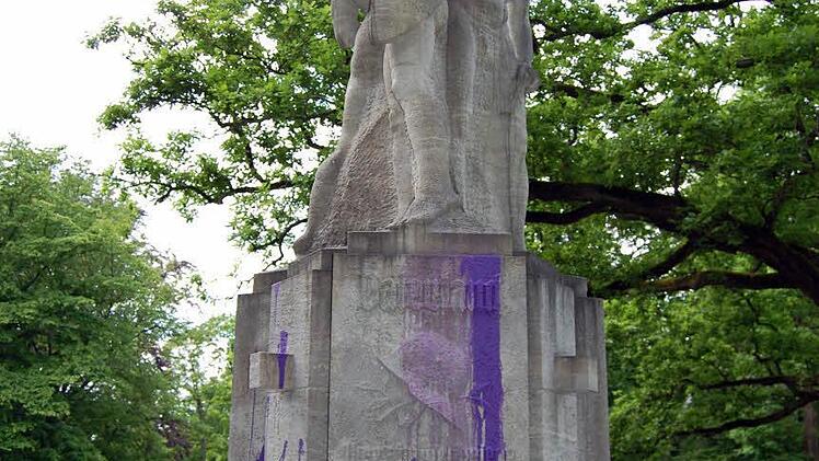 Das beschmierte Ehrenmal im Hofgarten. Foto: Oliver Schmidt