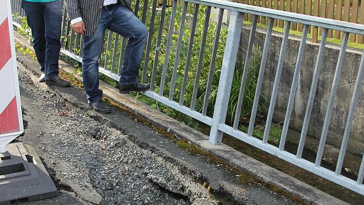 Die Ufermauer des Zeyernbachs in der Bahnhofsstraße in Zeyern droht einzustürzen.