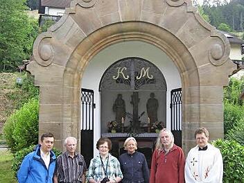 Nach der gelungenen Renovierung (von links): Bürgermeister Jens Korn, Georg und Gisela Föhrkolb, Marianne Müller, Restaurator Gerd Deckelmann, Pater Jan Poja Foto: Franz Behrschmidt