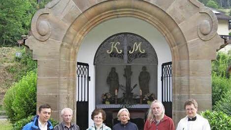 Nach der gelungenen Renovierung (von links): Bürgermeister Jens Korn, Georg und Gisela Föhrkolb, Marianne Müller, Restaurator Gerd Deckelmann, Pater Jan Poja Foto: Franz Behrschmidt