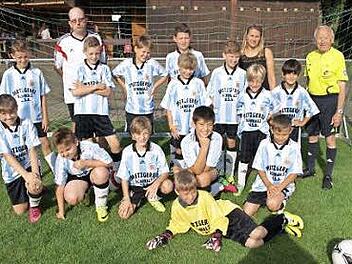 Diesmal ging der Pokal an die Grundschule Knetzgau. Die Sieger werden betreut von Marcel Einig (links hinten) und Nina Fuchs (rechts hinten) Als Schiedsrichter fungierte Robert Schnös (rechts).  Foto: Wolfgang Ortloff