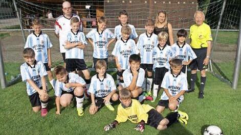 Diesmal ging der Pokal an die Grundschule Knetzgau. Die Sieger werden betreut von Marcel Einig (links hinten) und Nina Fuchs (rechts hinten) Als Schiedsrichter fungierte Robert Schnös (rechts).  Foto: Wolfgang Ortloff