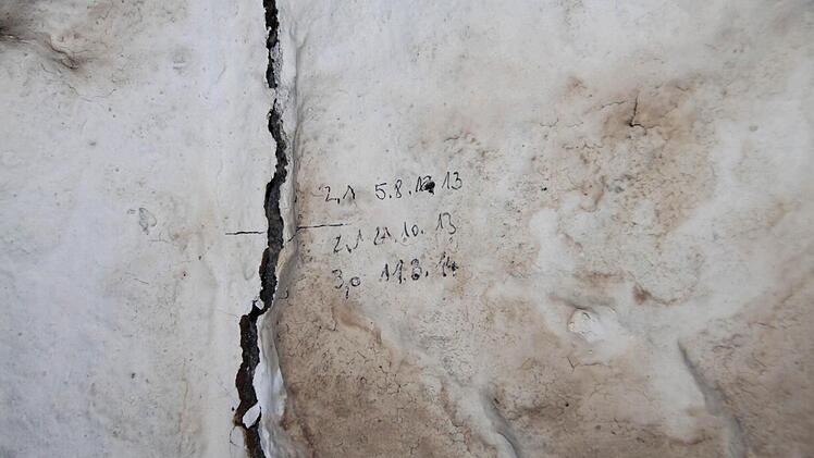 Hangrutsch: Ein Gutachter dokumentiert die Schäden in Werners Haus. Foto: Ulrike Müller