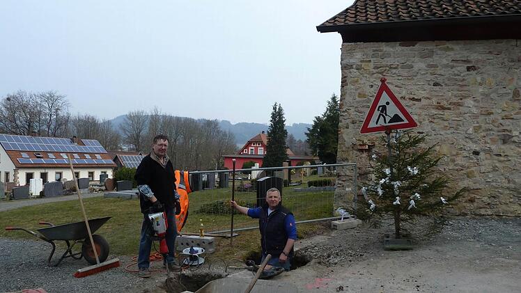 Manfred Pietruska (rechts) und Rudi Krasser bei den Bauarbeiten. Foto: privat