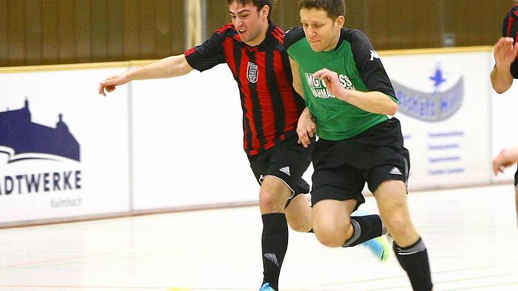 2011 gewann Eugen Abibullayev (links) den Rundschau-Cup mit dem TSV 08 Kulmbach durch ein 4:2 in einem hitzigen Finale gegen den TSC Mainleus mit Stefan Sesselmann (rechts). Inzwischen haben beide die Trikots getauscht, Abibullayev kickt für die Mainleuser, Sesselmann ist Spielertrainer beim TSV 08. Am Samstag treffen beide Teams in der Gruppe D aufeinander. Foto: Monika Limmer