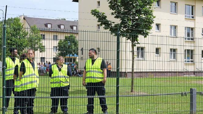 Security im Aufnahmezentrum Oberfranken: Die Anzahl von Eingentumsdelikten, die von Flüchtlingen begangen werden, ist in den letzten Monaten deutlich gestiegen.Foto: RiegerPress