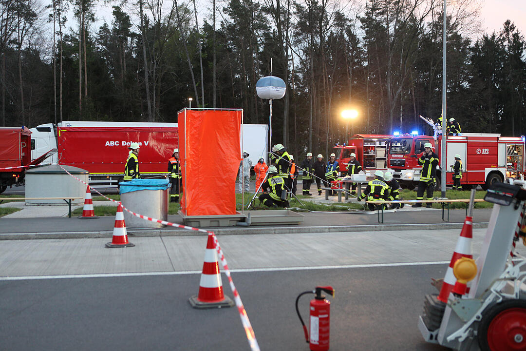 Gefahrgutaustritt auf Parkplatz an A6
