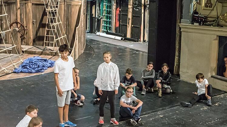 "Festival für Schultheater: Eine Bühnenfassung vno William Goldings "Der Herr der Fliegen"wird die Unterstufen-Theatergruppe des Gymnasiums Casimirianum am Sonntag, 9. Juli, 18 Uhr, in der Coburger Reithalle zeigen.Foto: Jochen Berger