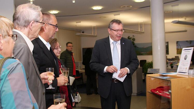 Michael Lieb (beide VR-Bank), Stadtarchivarin Adelheid Waschka, Bürgermeister Jürgen Kohmann sowie Manfred Weidauer mit Gattin (von rechts) kamen  bei der Ausstellungseröffnung wunderbar ins Gespräch.