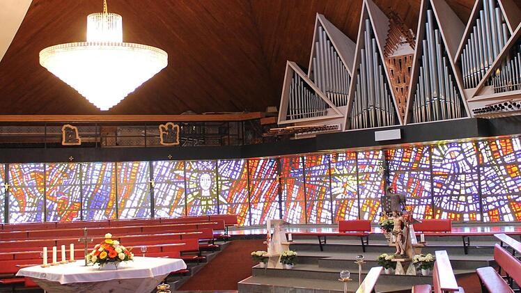 Die Buchbacher St. Laurentius Kirche  wird auf dem Cover und einer Doppelseite hervorgehoben.Robert Wachter