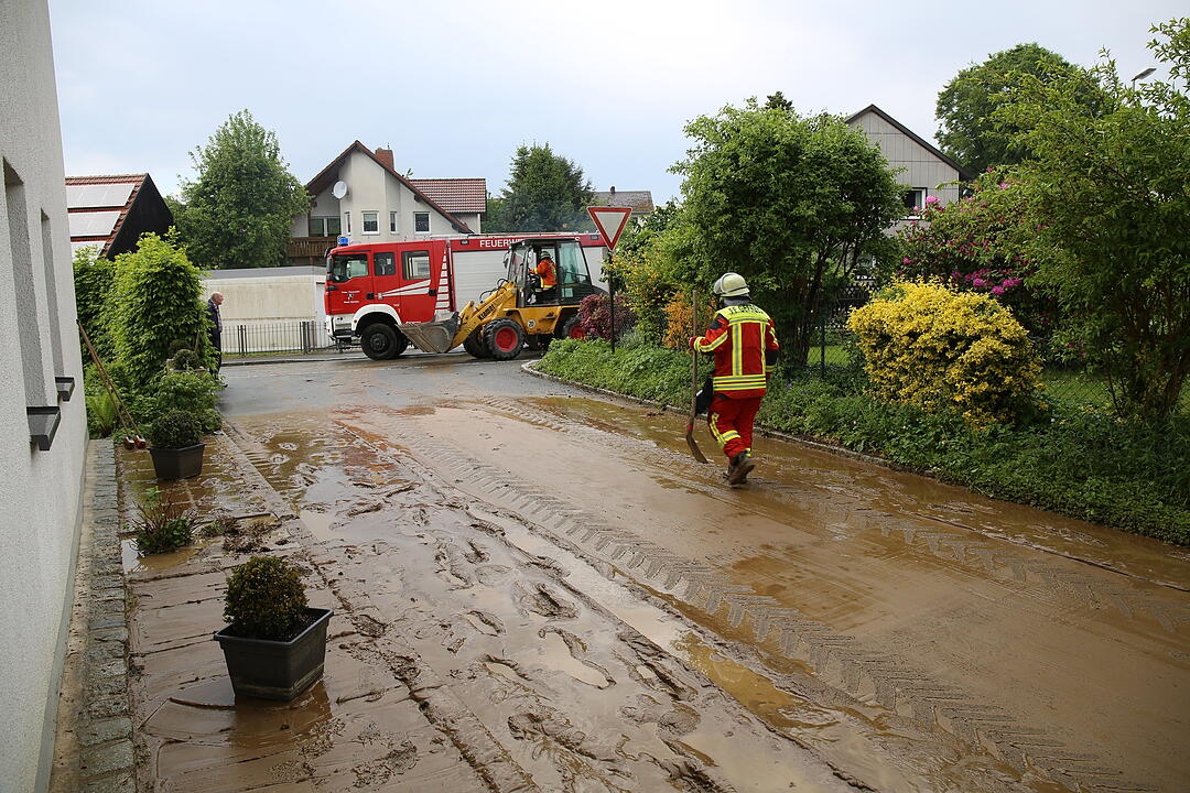 Schwerer Platzregen Überschwemmt ganze Straße