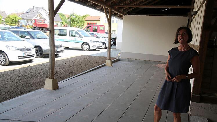 Neben den Parkplätzen entstand eine überdachte Fläche, die Sitzgelegenheiten für Patienten wie Mitarbeiter Platz bietet. Das benachbarte Beet soll für die Demenzarbeit, u.a. mit Beerensträuchern, bepflanzt werden, informiert Silvia Schinkel. Foto: Bettina Knauth