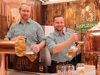 In der Kapuziner-Ecke ist schon am Freitag das Festbier geflossen. Oliver Wiesner (rechts) und Ferdinand Gräf  standen dort für Werbeaufnahmen  der Brauerei    an  der nagelneuen Schankanlage. Fotos: Alexander  Hartmann