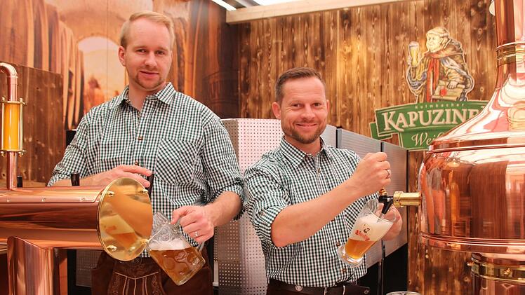 In der Kapuziner-Ecke ist schon am Freitag das Festbier geflossen. Oliver Wiesner (rechts) und Ferdinand Gräf  standen dort für Werbeaufnahmen  der Brauerei    an  der nagelneuen Schankanlage. Fotos: Alexander  Hartmann