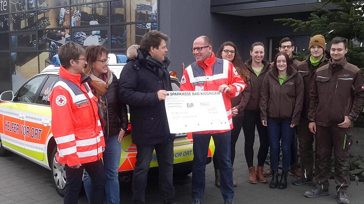 Eine großzügige Spende gab es für die Helfer vor Ort von der Firma Holzakzente. Das Bild entstand bei der symbolischen Scheckübergabe und zeigt (von links) Sandra Schuhmann, Nicole und Matthias Schäfer, Armin Stelzner und die an der Aktion beteiligten Auszubildenden.   Foto: Rolf Pralle