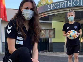 Leonie Kreil (links) und Annika Graser - hier bei einem Trainingslager des damaligen USV Jena vergangene Saison - dürfen wieder trainieren, Graser aber noch nicht in der Liga spielen. Foto: privat