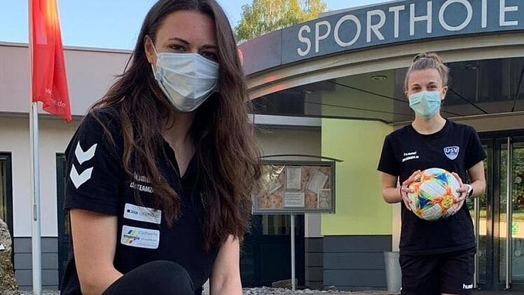 Leonie Kreil (links) und Annika Graser - hier bei einem Trainingslager des damaligen USV Jena vergangene Saison - dürfen wieder trainieren, Graser aber noch nicht in der Liga spielen. Foto: privat