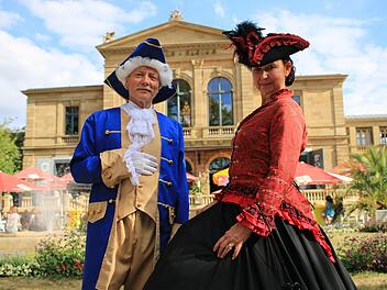 Was geht ab beim Rakoczyfest 2021? Im vergangenen Sommer flanierten historische Persönlichkeiten aus nah und fern im Freien. Unser Bild zeigt Luise Prinzessin von Preußen (Monika Sauer, Brandenburg) und ihren Leibwächter Graf Orlow (Erhard Welfling) vor der Spielbank.  Foto: Archiv Benedikt Borst