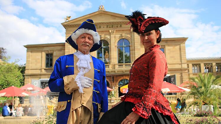 Was geht ab beim Rakoczyfest 2021? Im vergangenen Sommer flanierten historische Persönlichkeiten aus nah und fern im Freien. Unser Bild zeigt Luise Prinzessin von Preußen (Monika Sauer, Brandenburg) und ihren Leibwächter Graf Orlow (Erhard Welfling) vor der Spielbank.  Foto: Archiv Benedikt Borst