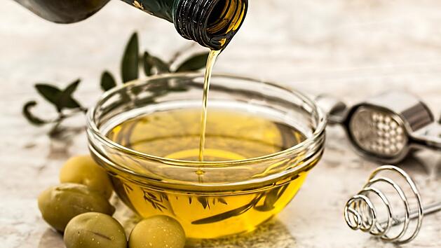 Olivenöl gilt durch ungesättigte Fettsäuren als gesünder als Butter.