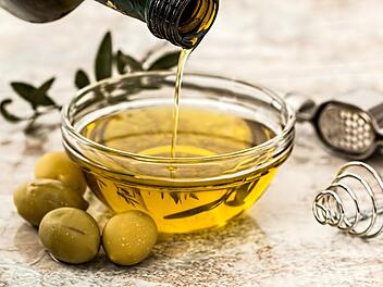 Olivenöl gilt durch ungesättigte Fettsäuren als gesünder als Butter.