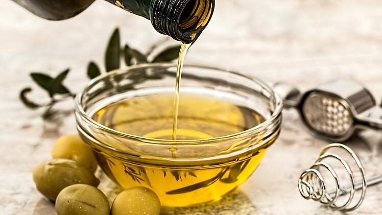 Olivenöl gilt durch ungesättigte Fettsäuren als gesünder als Butter.