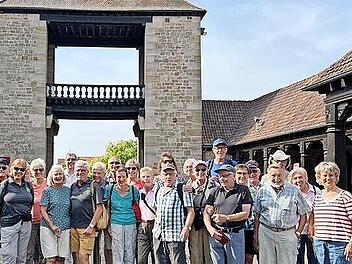 Die Wandergruppe am Deutschen Weintor