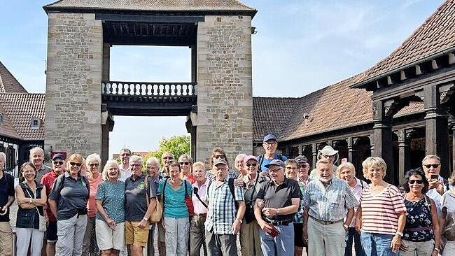 Die Wandergruppe am Deutschen Weintor