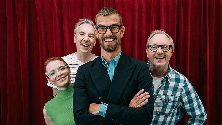 In der zehnten Staffel von "Wer stiehlt mir die Show?" versuchen Karoline Herfurth, Olli Schulz (zweiter von links) und Olli Dittrich (rechts), Gastgeber Joko Winterscheidt die Moderation seiner Quiz-Sendung abzunehmen.